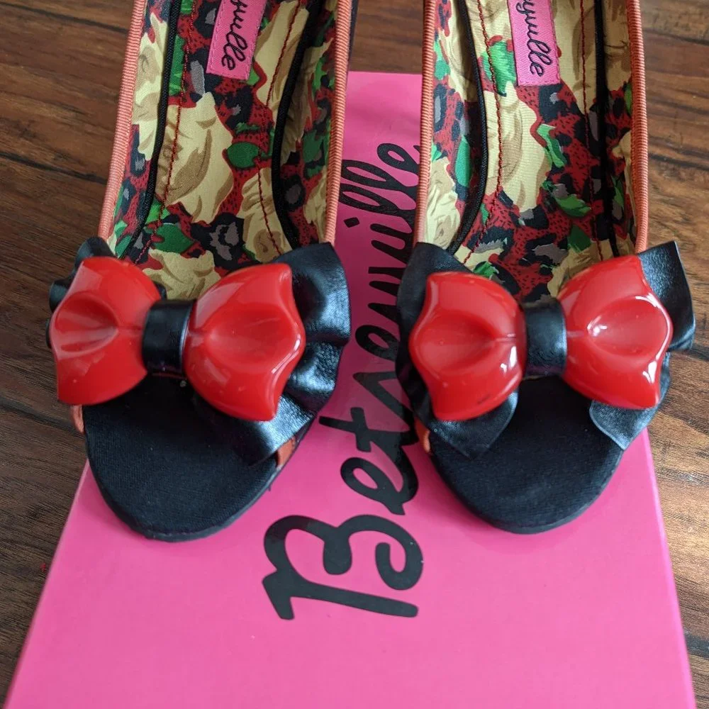 Betsey Johnson Betseyville Lara Retro Bow Pumps - Picture 6 of 8
